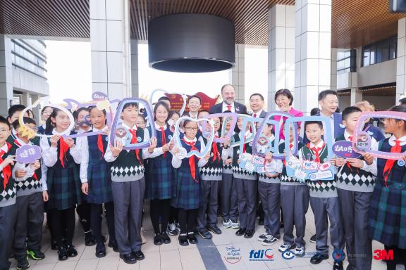 Assist Prof Sharkov and President GUO Chuanbin's photo with kids